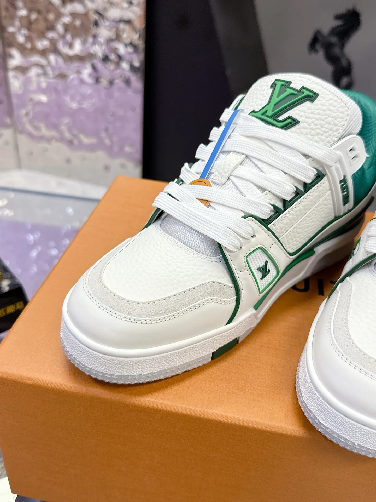 Factory price: 760💰 (latest color) This LV Trainer sneaker is made of grained cow leather, and uses vibrant colors to pay tribute to Virgil Abloh’s original classic inspired by retro basketball shoes. The upper is embellished with rubber LV letters and Vuitton logo, and the outsole is decorated with Monogram flowers. Exquisite packaging at the delivery counter🛍📦 ▪️Fabrics: Original customized first-layer cowhide ▪️Inner lining: Original customized breathable mesh lining ▪️Outsole: Original molded two-color TPU combination outsole ▪️Sole thickness: 3CM ▪️Size: Women's 35-40 Men's 38-46